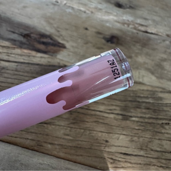 NEW IN BOX Kylie Lip Shine Laquer ~ You’re Cute Jeans (815) Nude pink - Picture 8 of 9